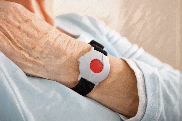 Браслет для пожилых людей с тревожной кнопкой и другие полезные устройства