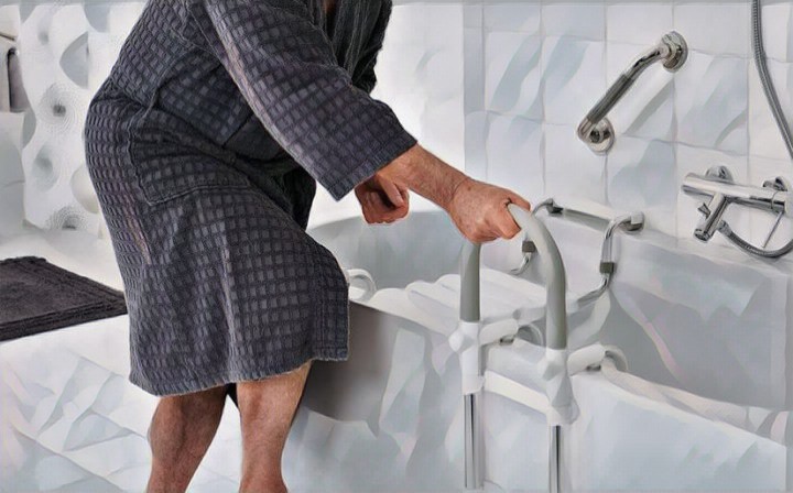 Как выбрать ванну для пожилых людей и инвалидов