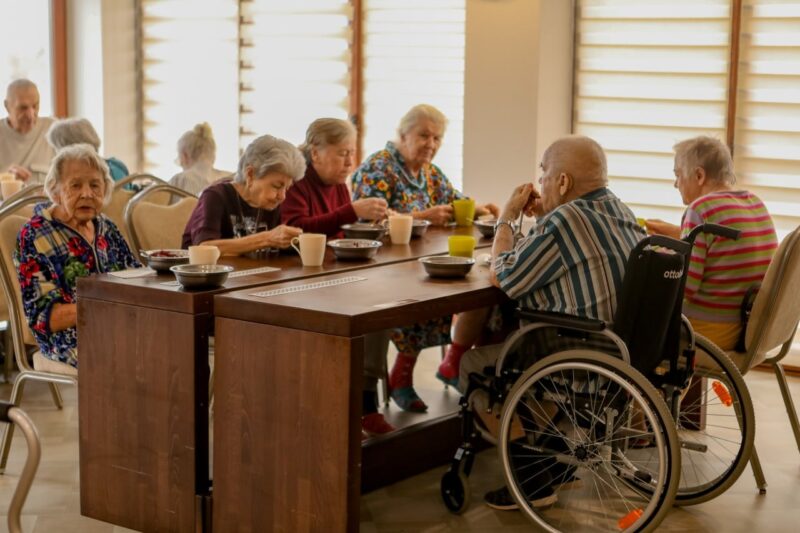 Обед в доме престарелых